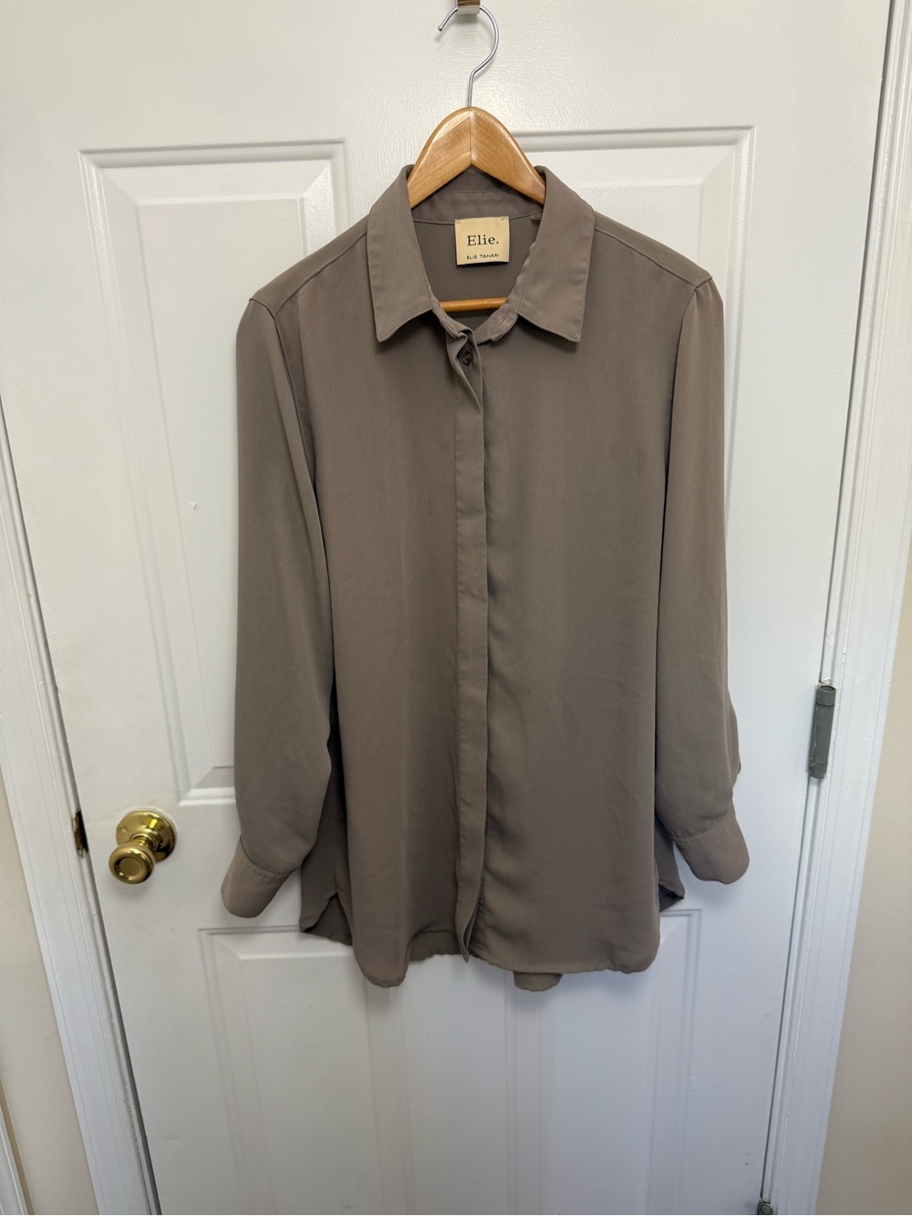 Elie Tahari Gray Woven Opaque Button Up Size Medium Casual Career Office